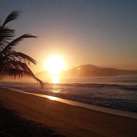 Chale No Condominio Verde Mar Na Praia Da Cocanha 卡拉瓜塔图巴 外观 照片